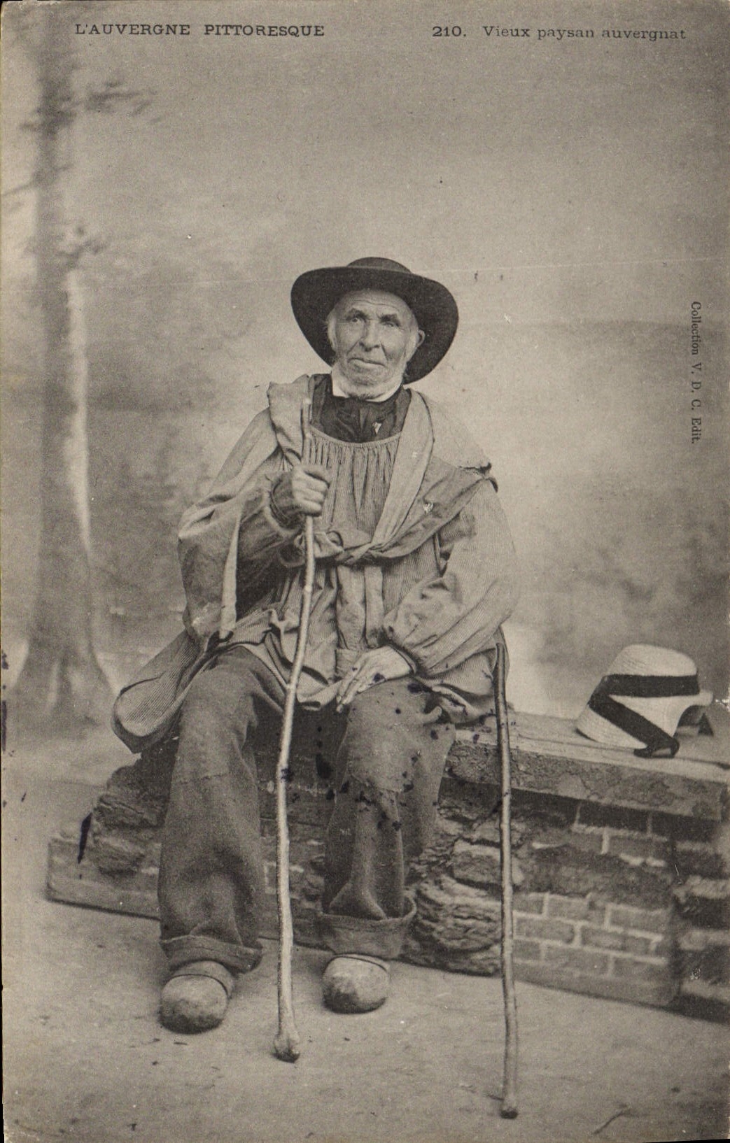 CPA Folklore L'Auvergne Pittoresque vieux Paysan Auvergnat 
