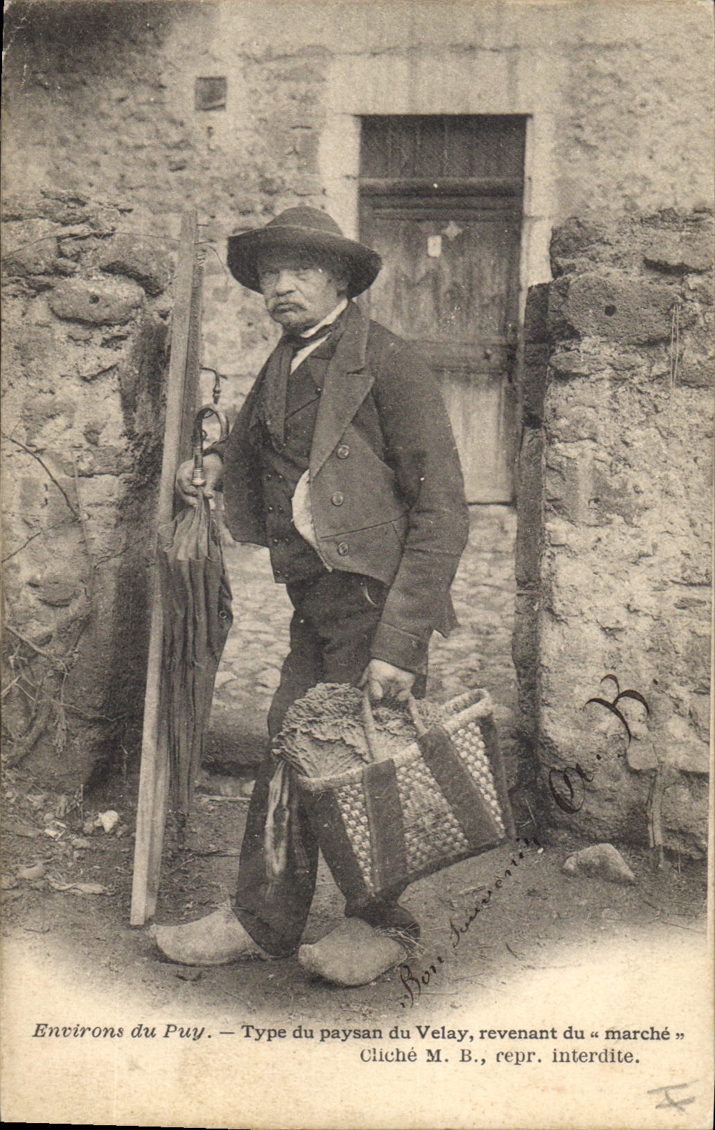 CPA Folklore Environs du Puy Type du paysan du Velay revenant du marche 