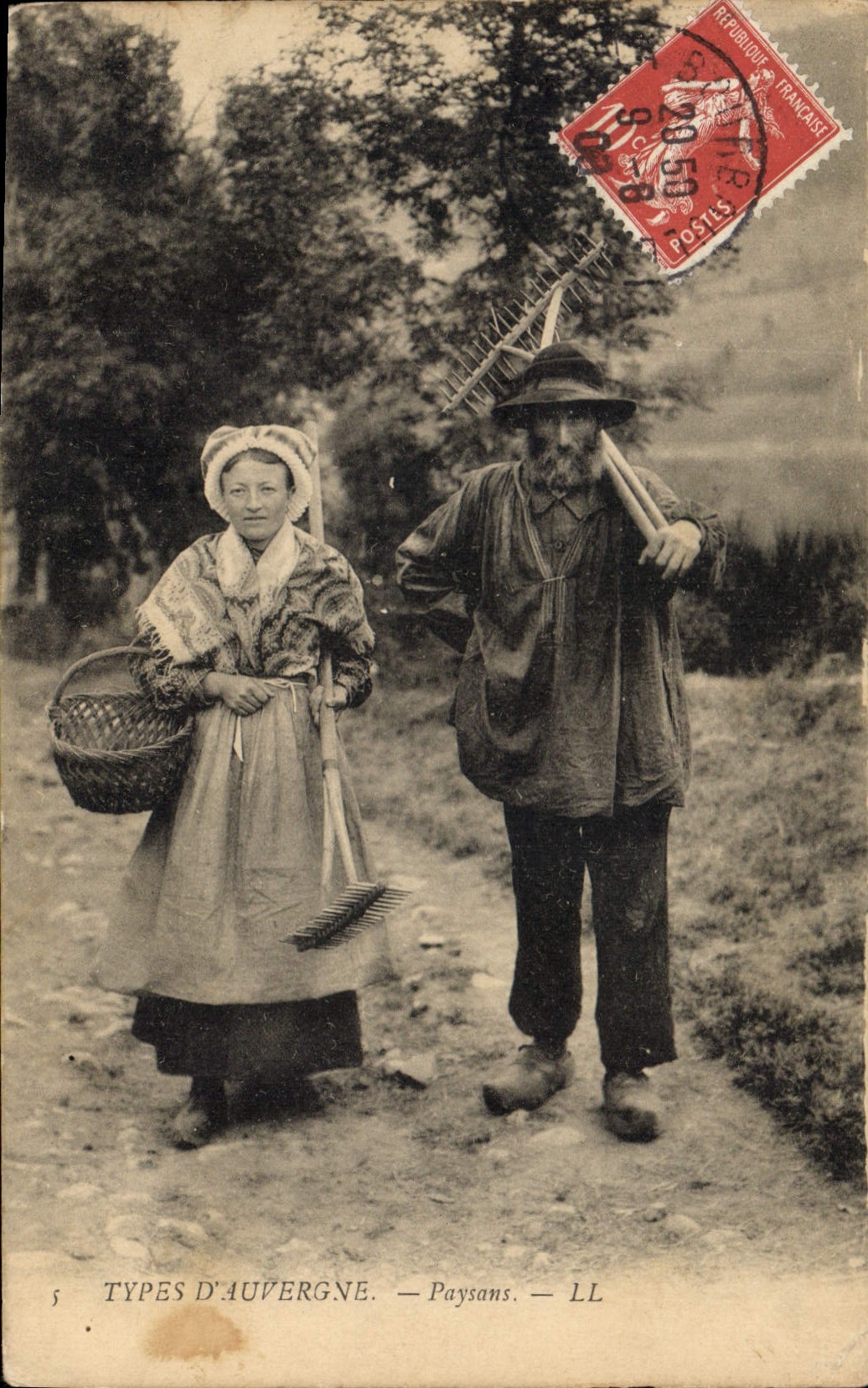 CPA Folklore Types d'Auvergne Paysans