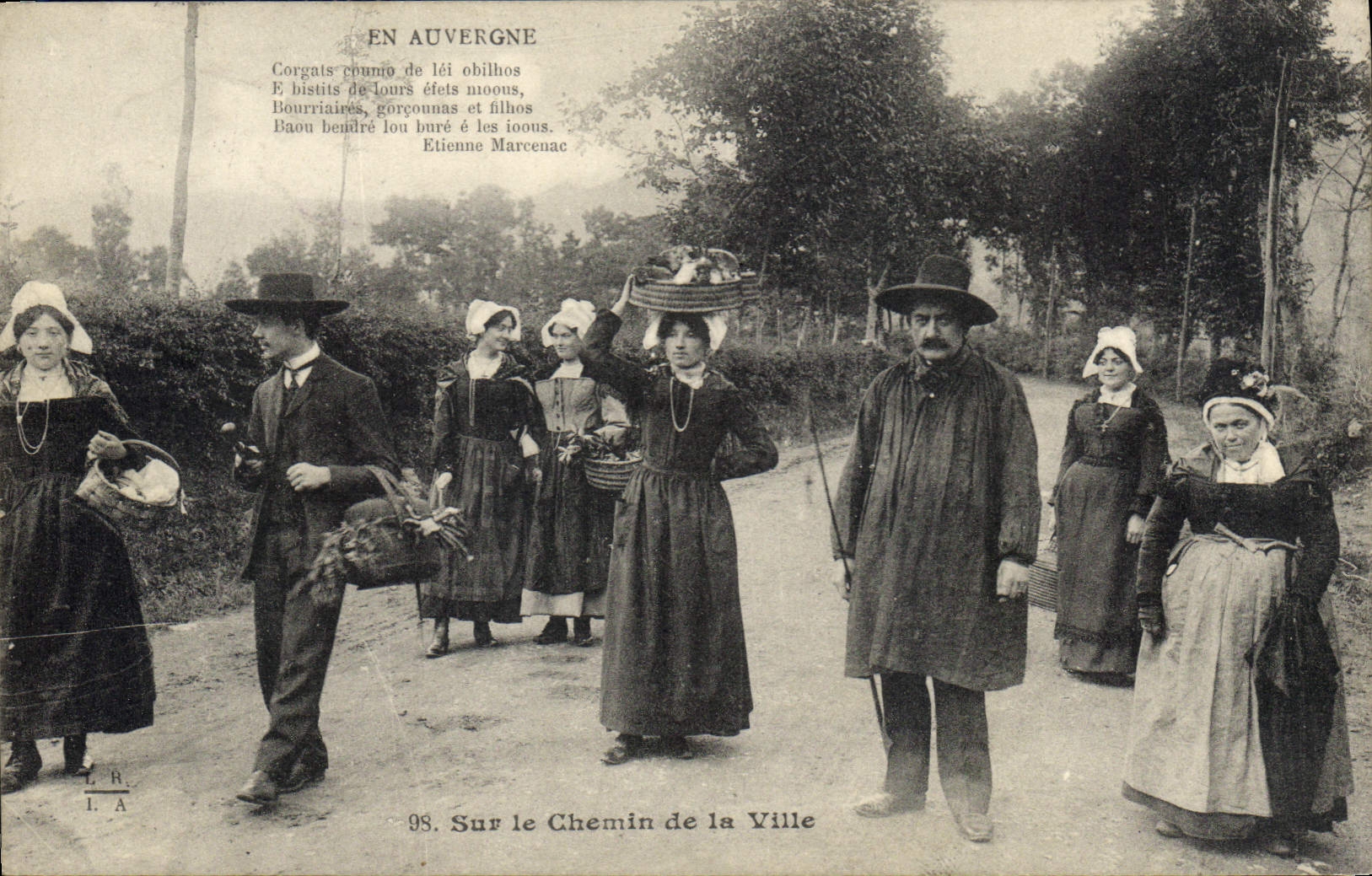 CPA Folklore En Auvergne sur le chemin de la ville 