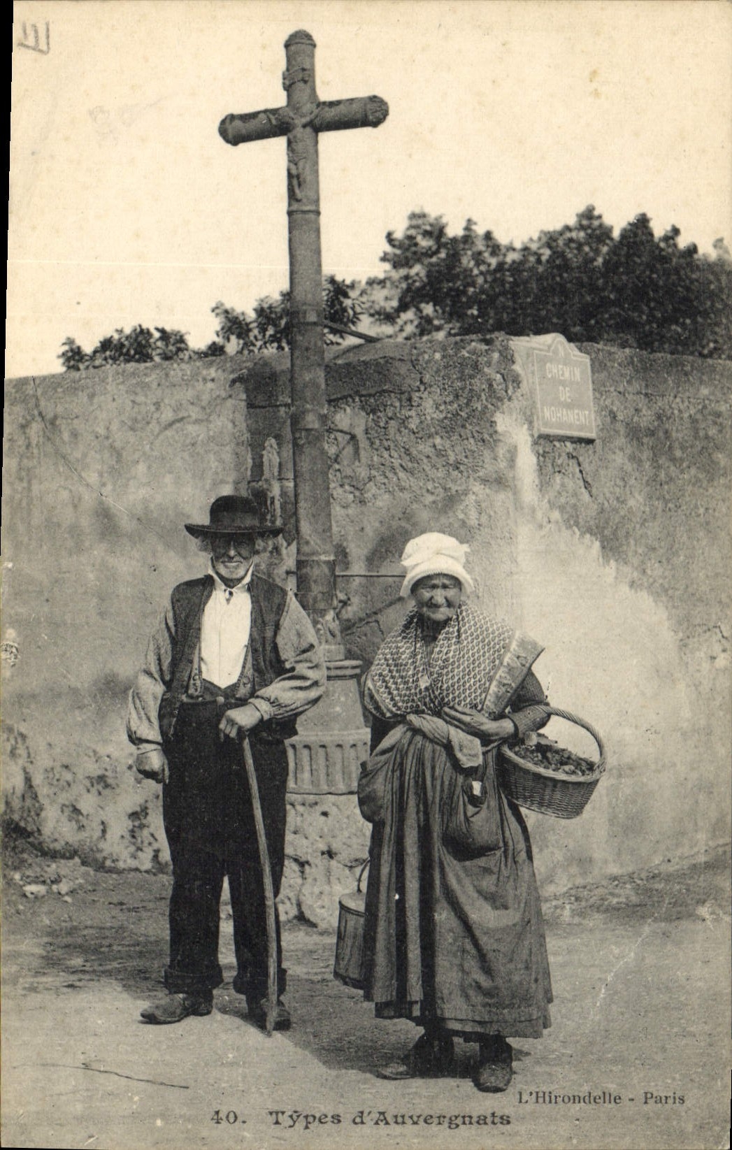 CPA Folklore Types d'Auvergnats 