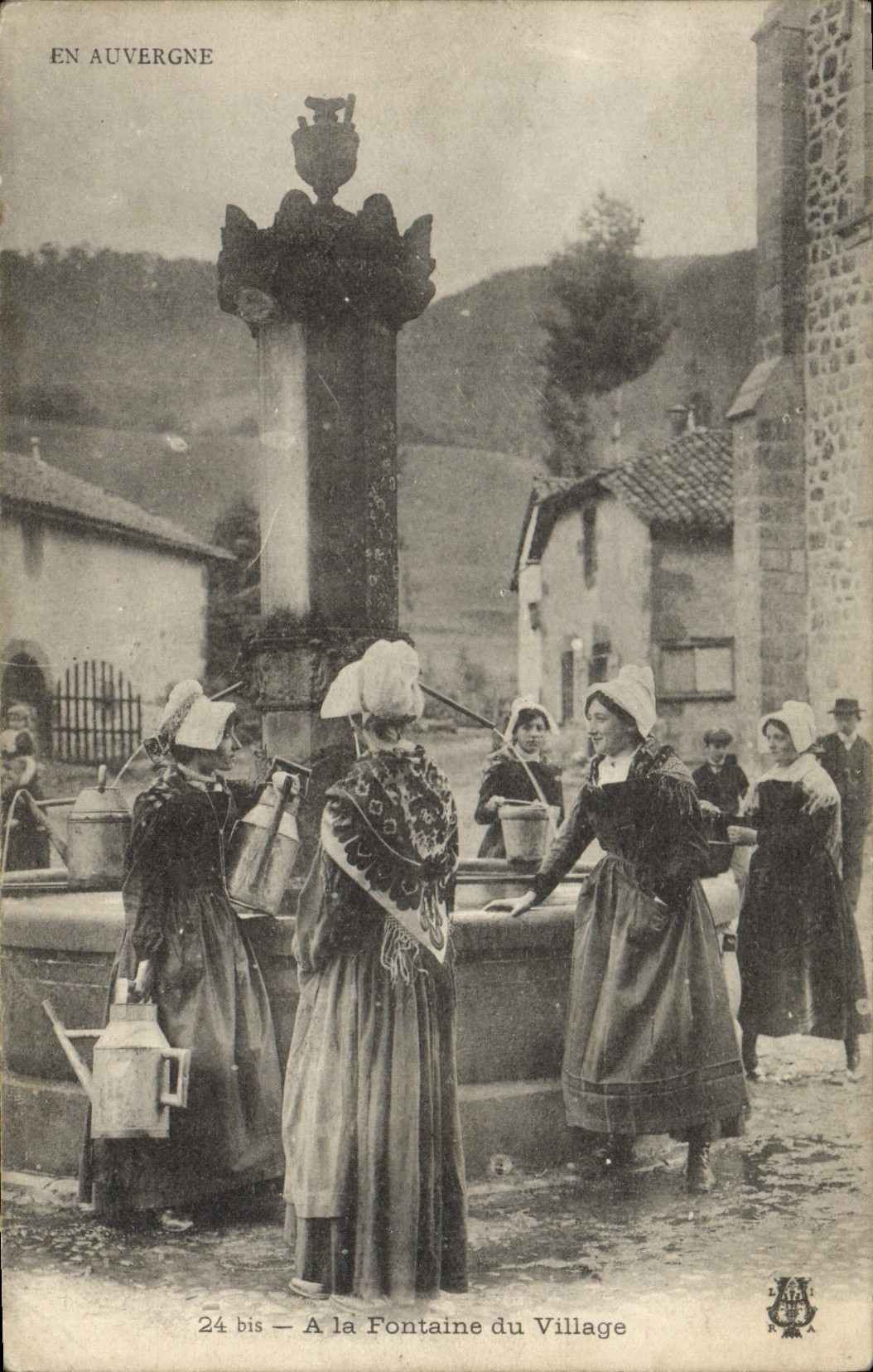 CPA Folklore En Auvergne a la fontaine du village 