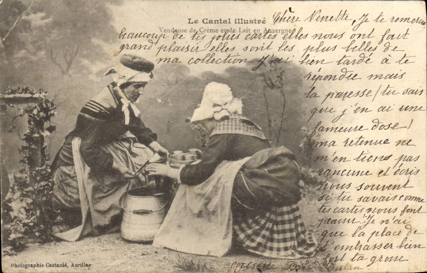 CPA Folklore Le Cantal Illustre Vendeuse de la creme et de Lait en Auvergne