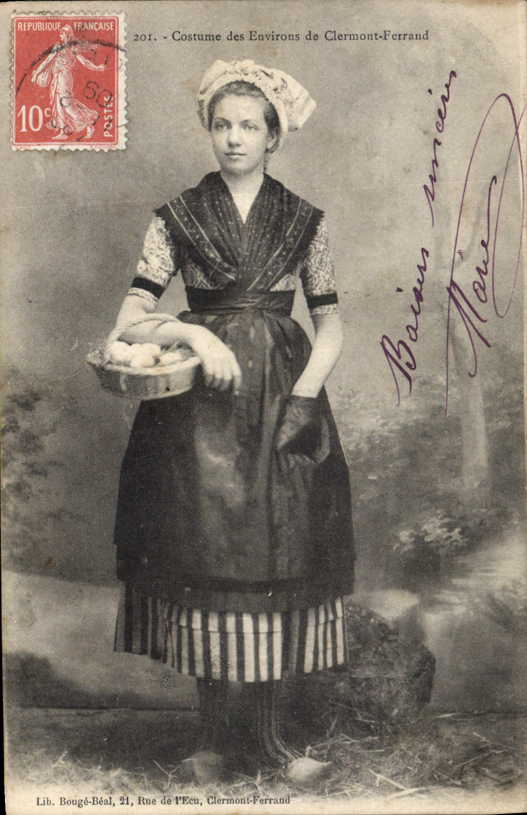 CPA Folklore Costume des Environs de Clermont Ferrand 