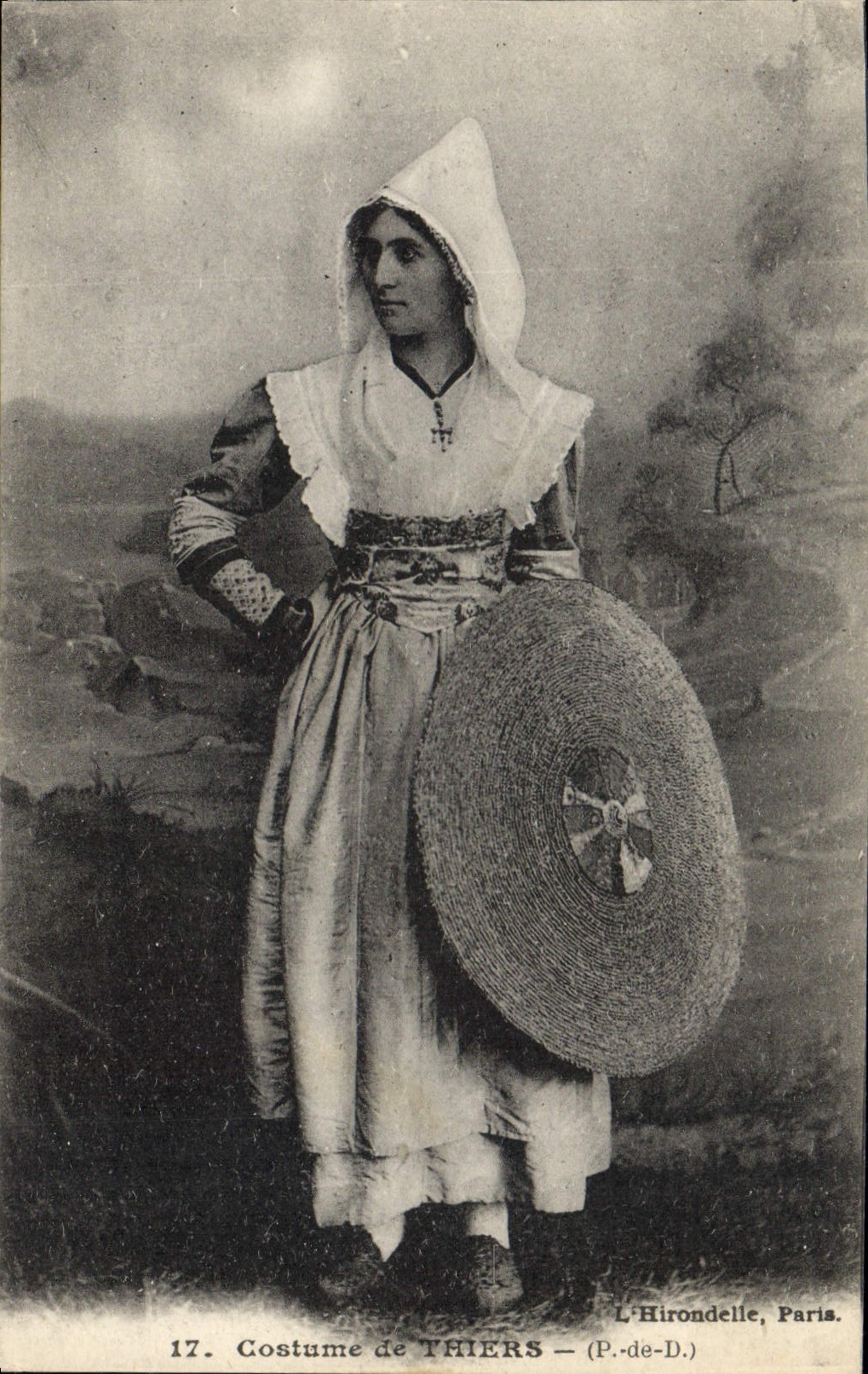 CPA Folklore Costume de Thiers 