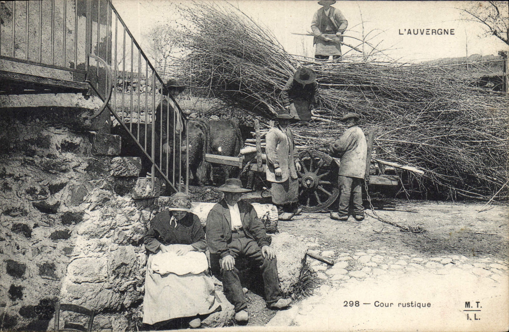 CPA Folklore L'Auvergne cour rustique TOP