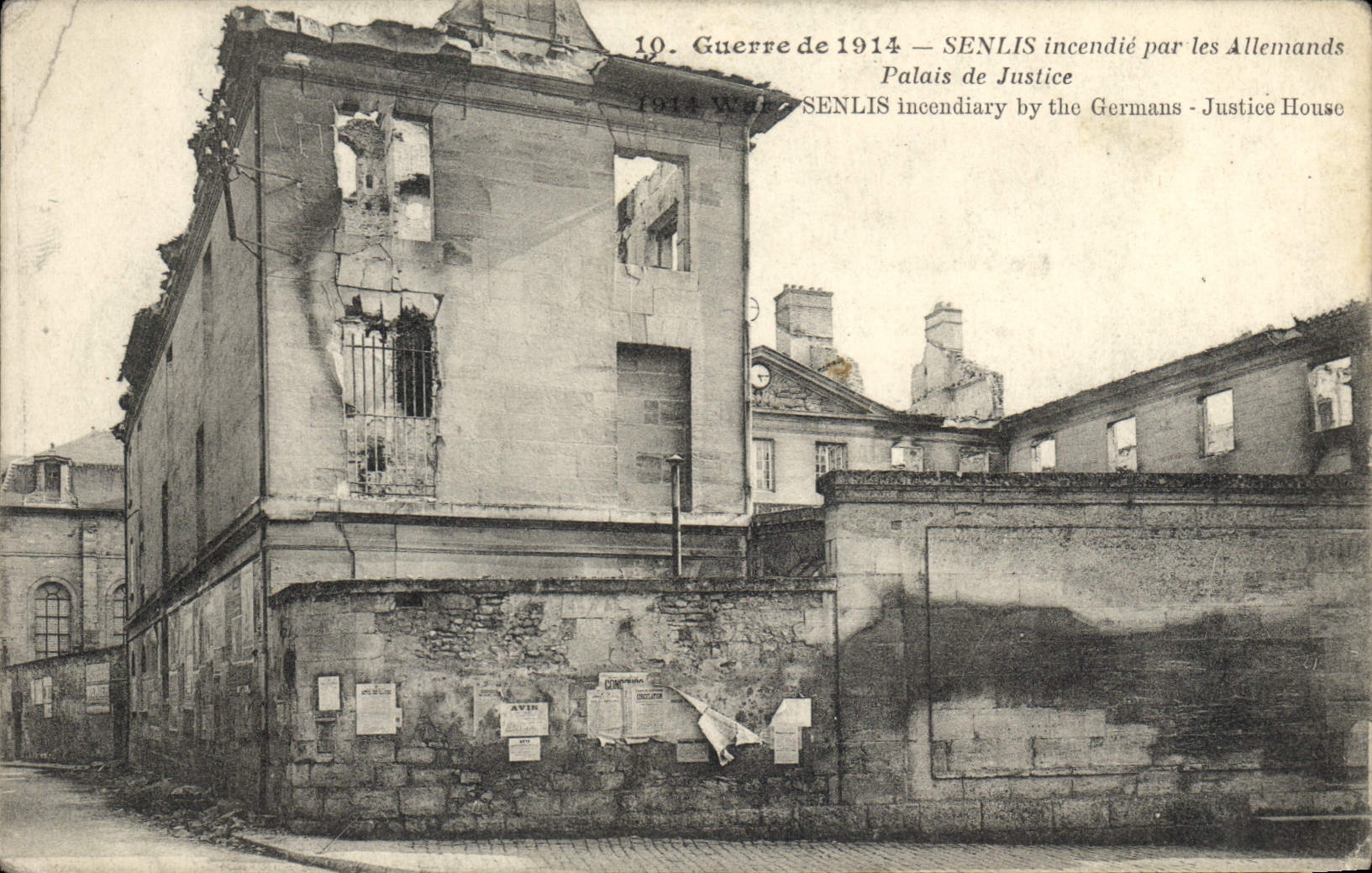 CPA Guerre de 1914 Senlis incendie par les Allemands Palais de Justice