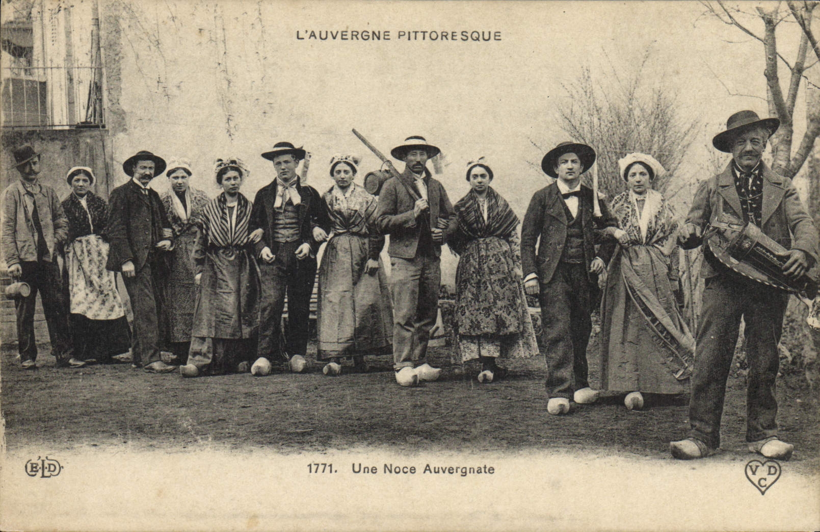 CPA Folklore L'Auvergne Pittoresque une noce Auvergnate Mariage