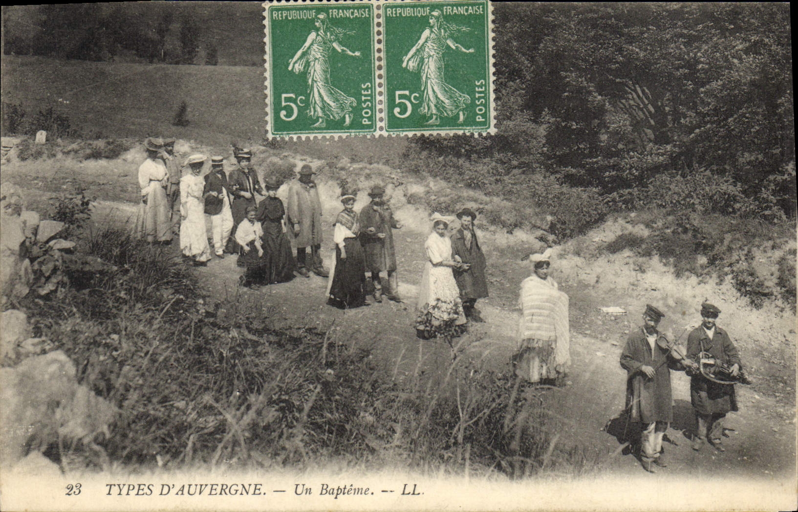 CPA Folklore Types d'Auvergne un Bapteme
