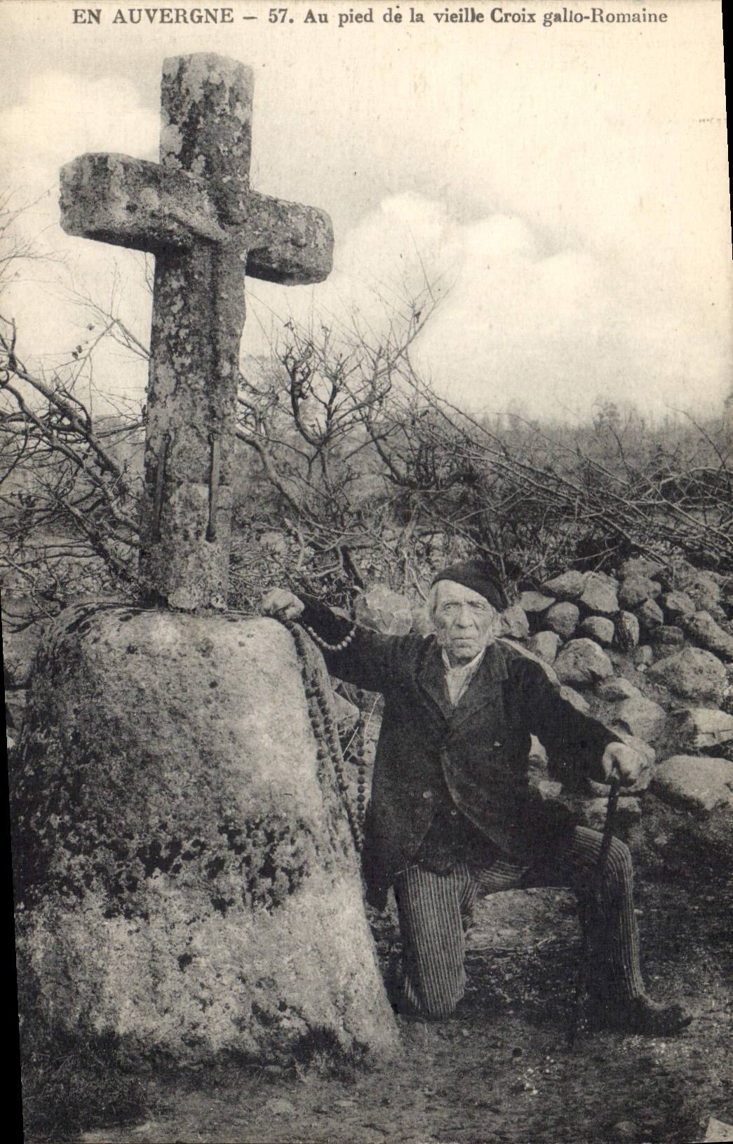 CPA Folklore En Auvergne au pied de la vieille croix gallo Romaine