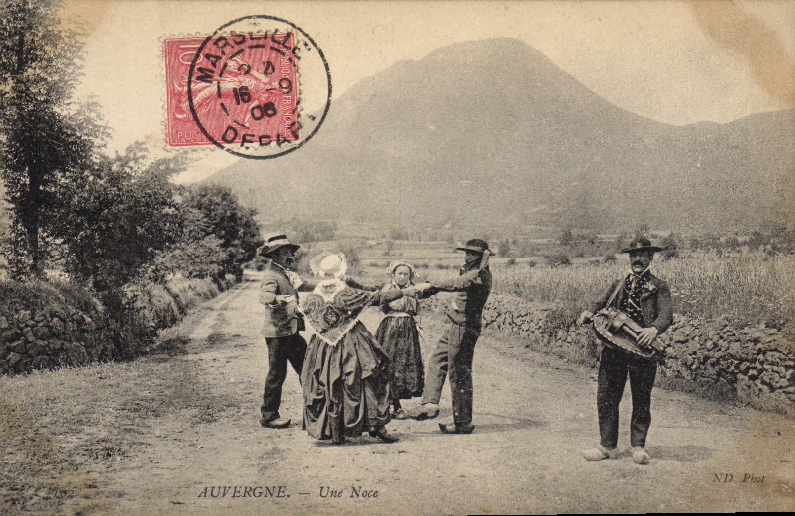 CPA Folklore Auvergne une Noce 