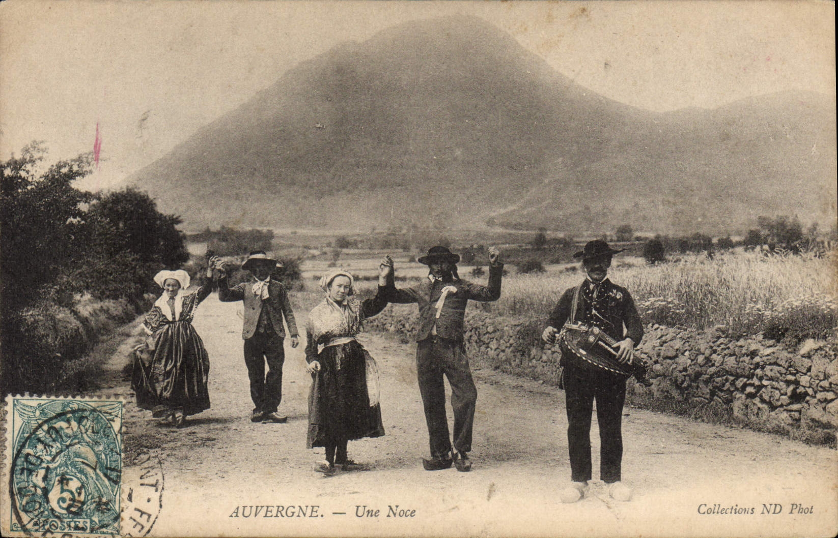 CPA Folklore Auvergne une Noce 