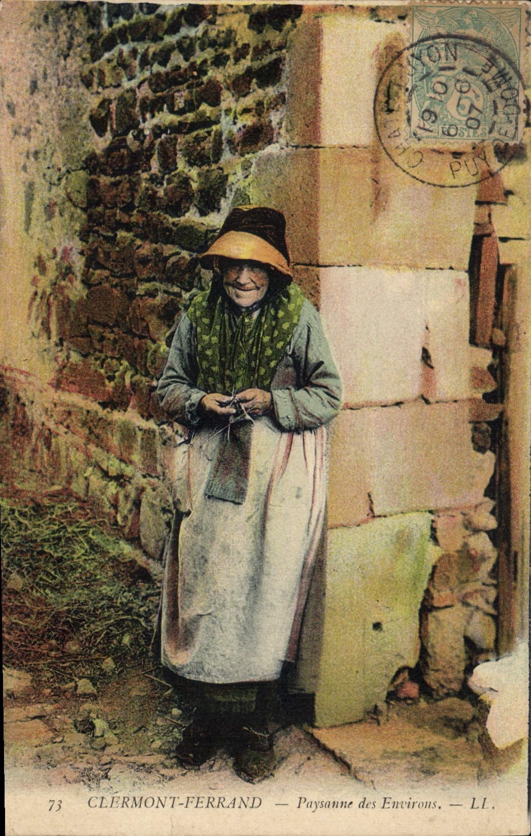 CPA Folklore Clermont ferrand Paysanne des Environs