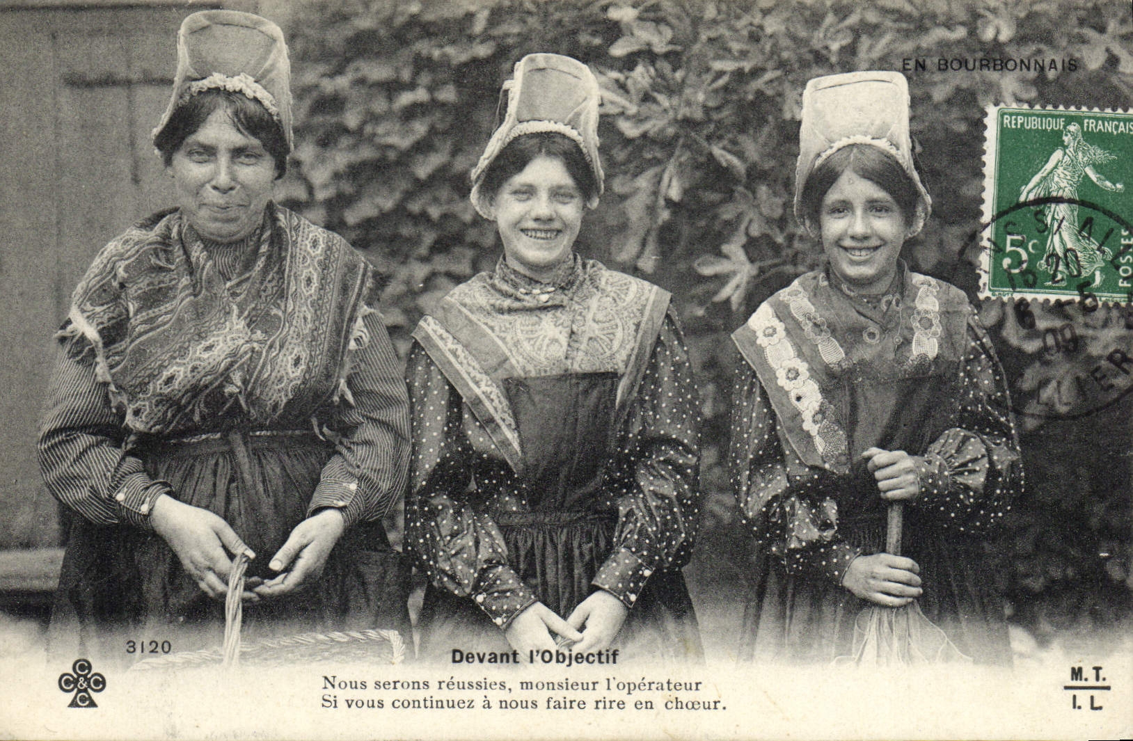 CPA Folklore En Bourbonnais devant l'objectif