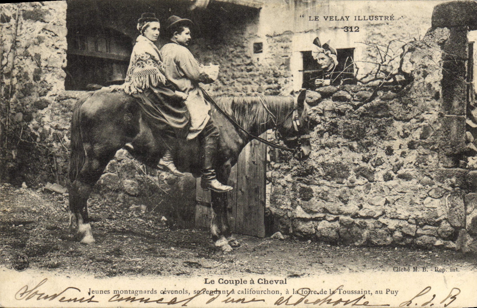 CPA Folklore Le velay Illustre le couple a Cheval 