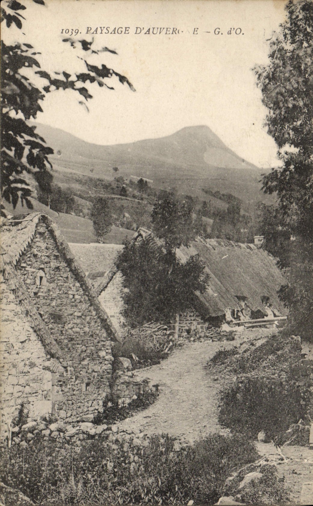 CPA Folklore Paysage d'Auvergne Cheval 