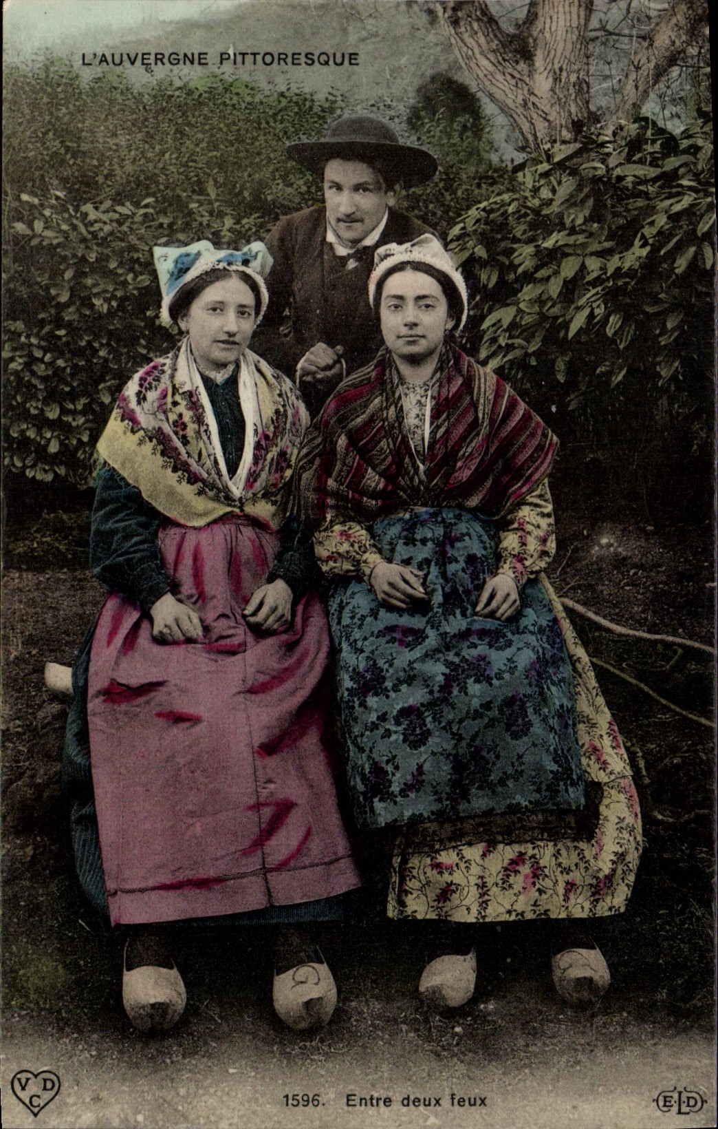 CPA Folklore L'Auvergne Pittoresque entre deux feux 