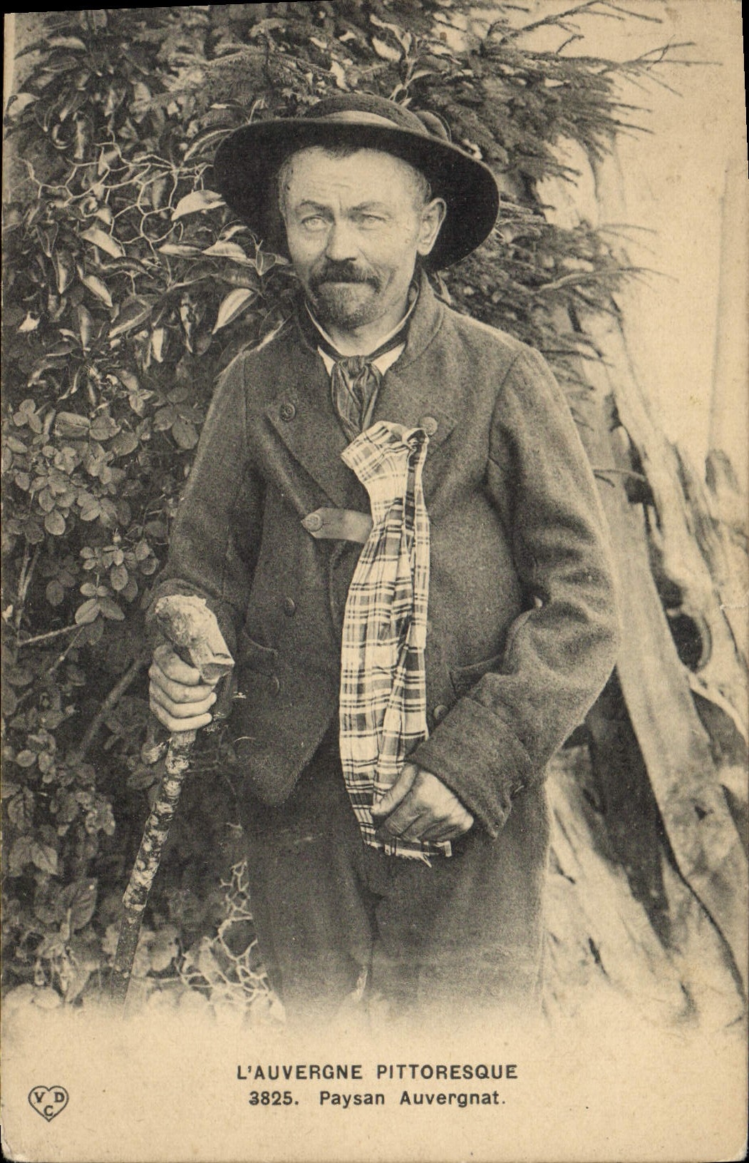 CPA Folklore L'Auvergne Pittoresque Paysan Auvergnat 