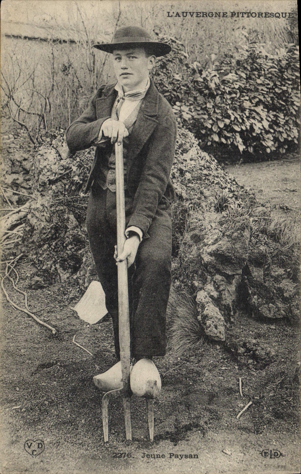 CPA Folklore L'Auvergne Pittoresque jeune Paysan 