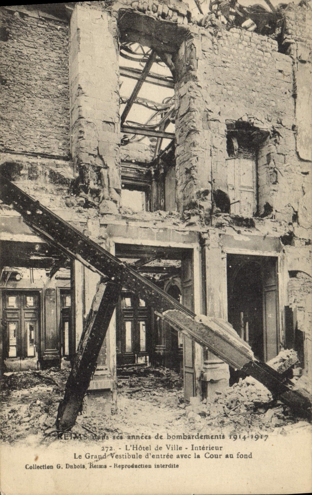 CPA Militaria Reims dans ses annees de bombardements 1914 1917 L'Hotel de Ville Interieur 