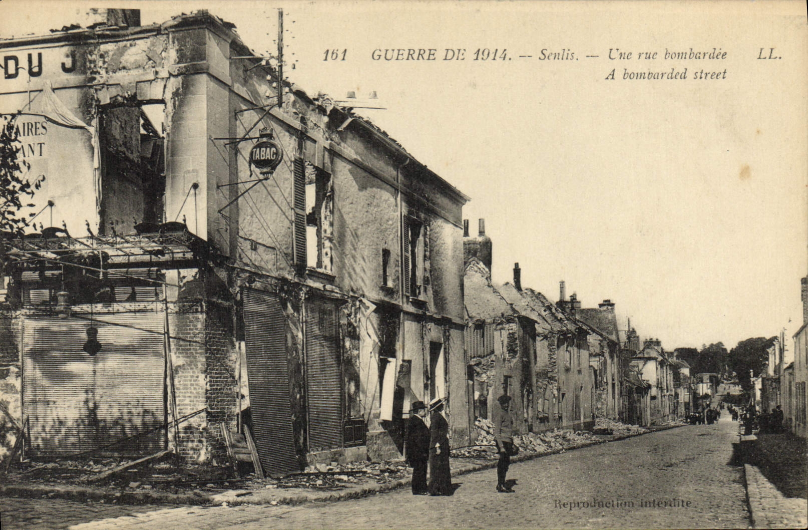 CPA Militaria Guerre de 1914 Senlis L'une rue bombardee