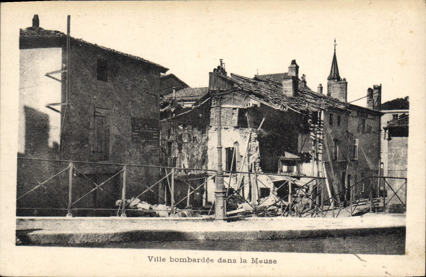 CPA Militaria Ville bombardee dans la Meuse 