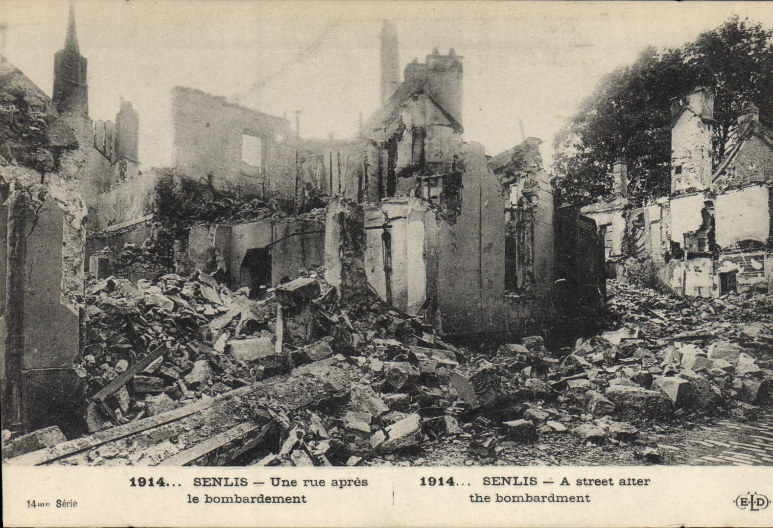CPA Militaria 1914 Senlis Une rue apres le bombardement 