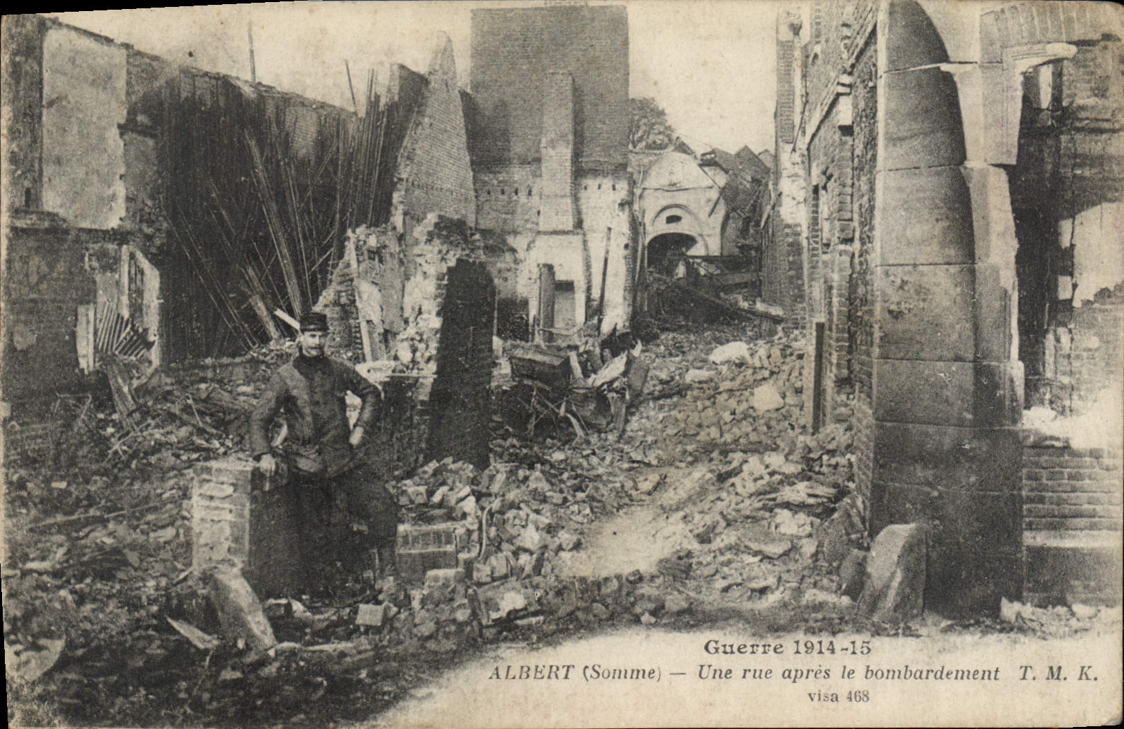 CPA Militaria Guerre 1914 15 Albert Somme Une rue apres le bombardement 