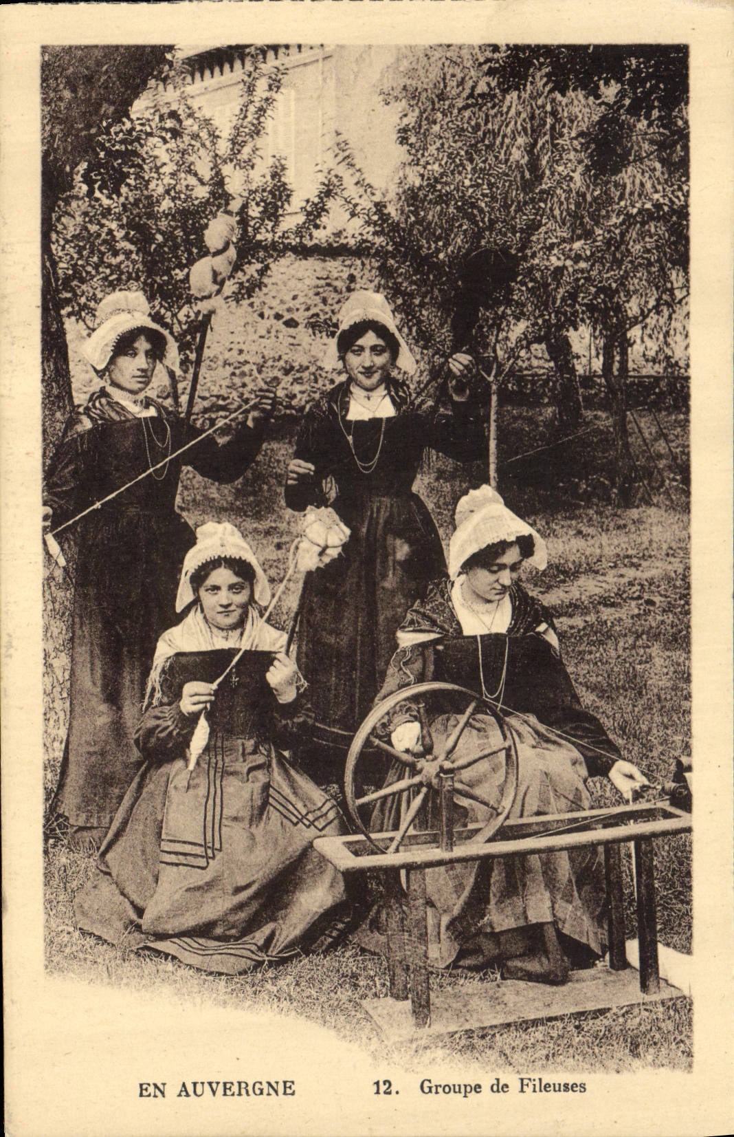 CPA Folklore En Auvergne Groupe de Fileuses 