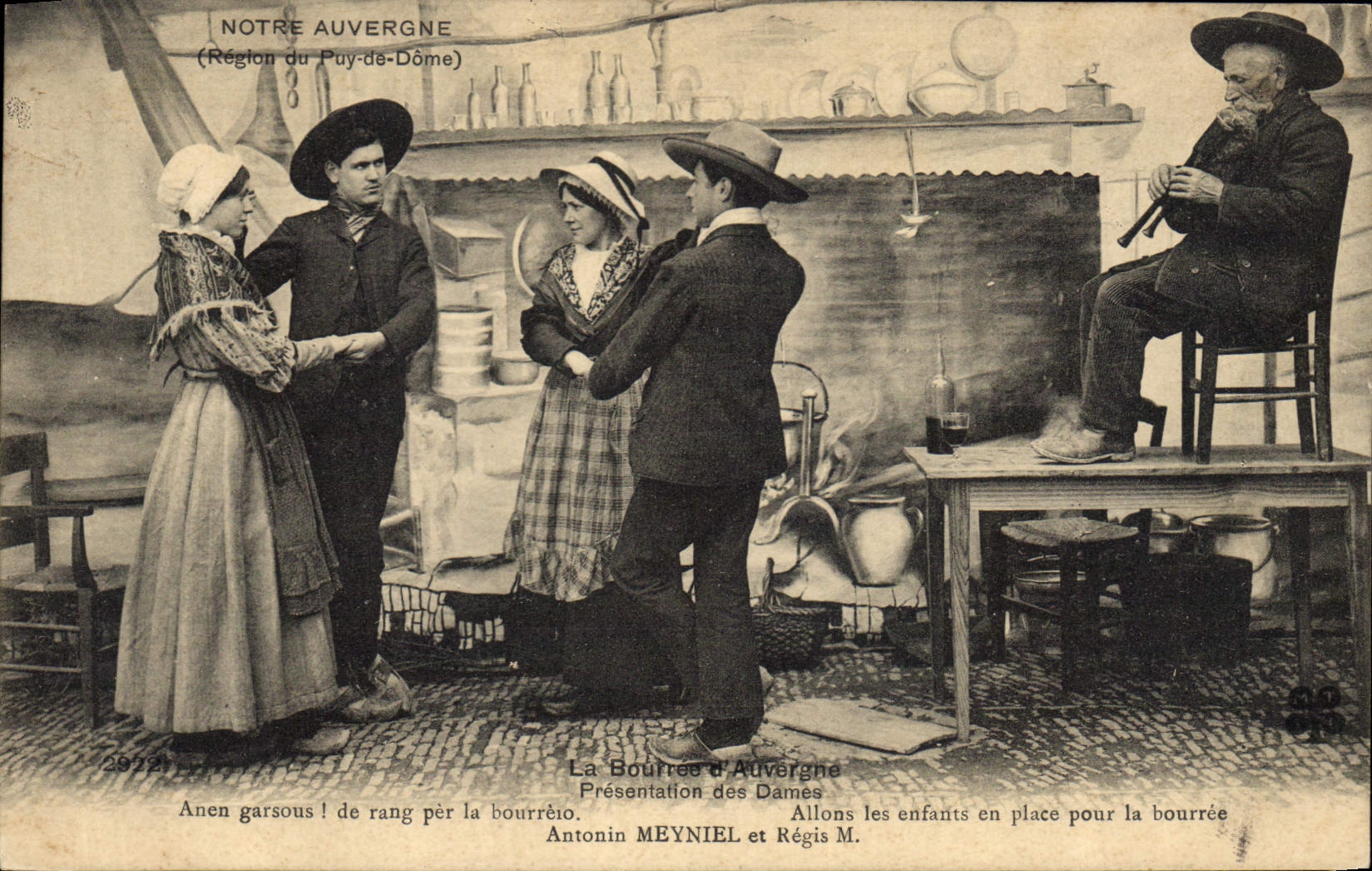CPA Folklore La Bourree d'Auvergne Notre Auvergne Region du Puy de Dome 