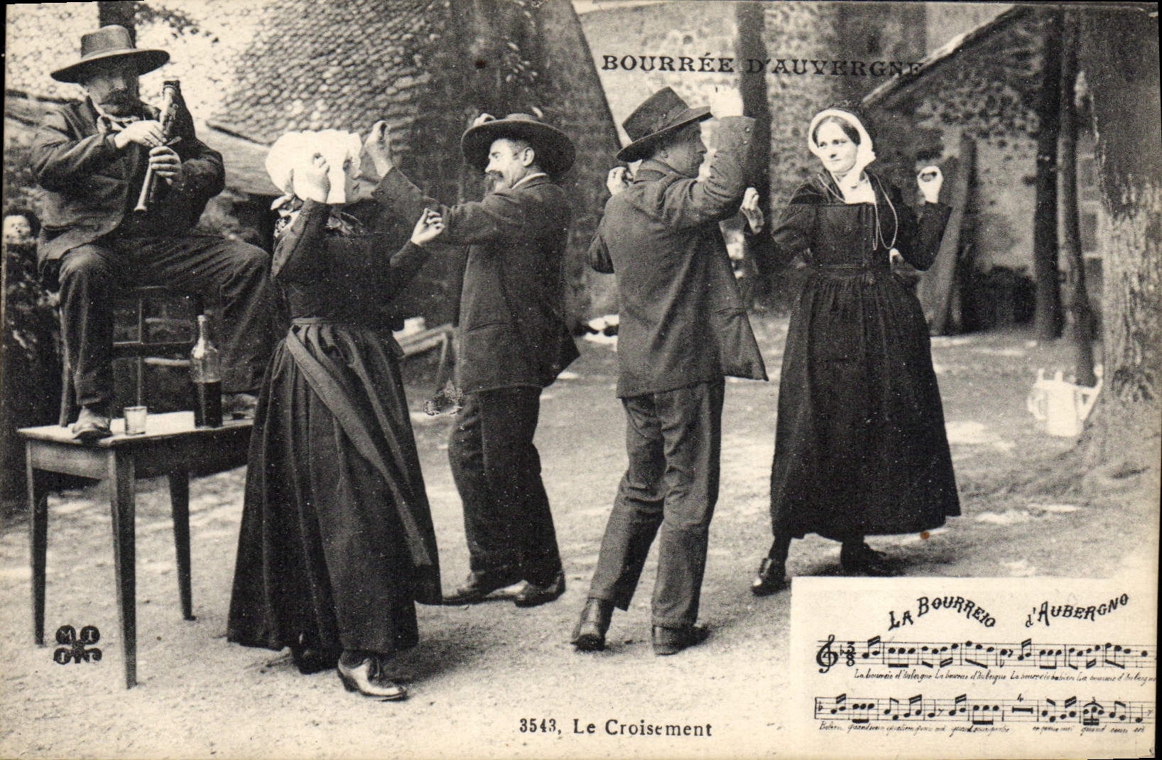 CPA Folklore La Bourree d'Auvergne Le Croisement 