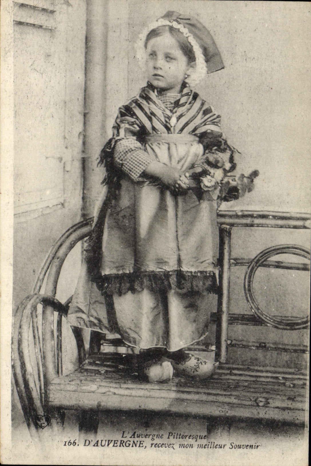 CPA Folklore L'Auvergne pittoresque D'Auvergne recevez mon meilleur Souvenir 