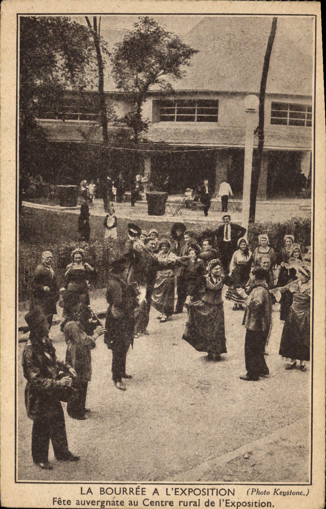 CPA Folklore La Bourree a l'exposition Fete auvergnate au centre rural de l'exposition 