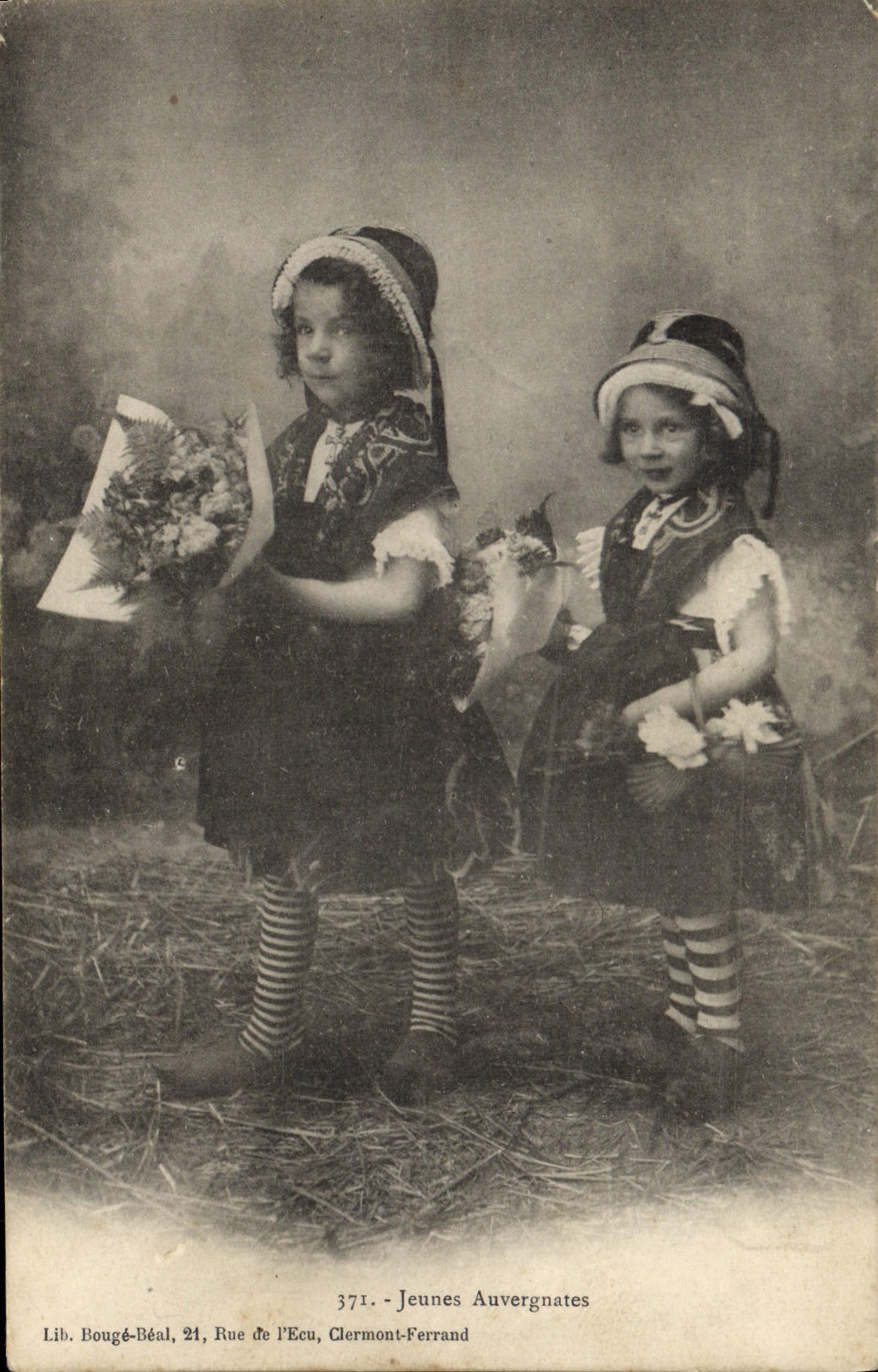 CPA Folklore Jennes Auvergnates 