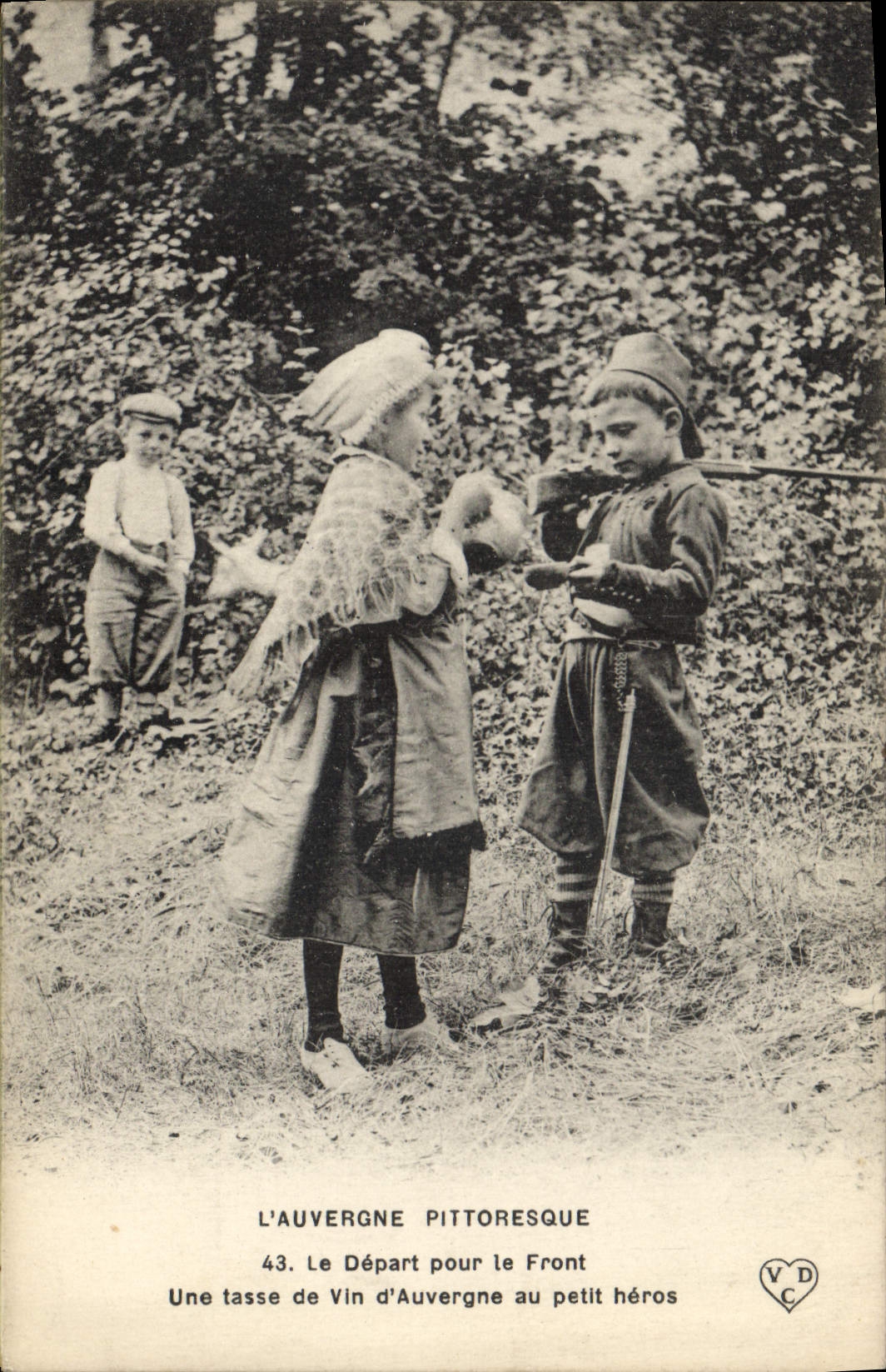 CPA Folklore L'Auvergne pittoresque Le Depart pour le Front Une tasse de Vin d'Auvergne au petit her