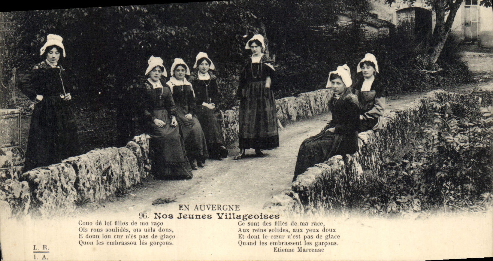 CPA Folklore En Auvergne Nos jeunes villageoises 