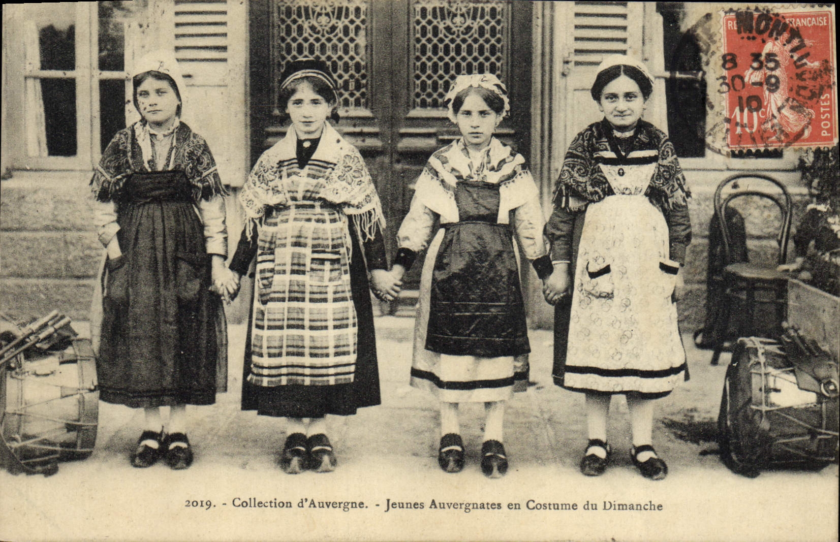 CPA Folklore Collection d'Auvergne Jeunes Auvergnates en Costume du Dimanche 