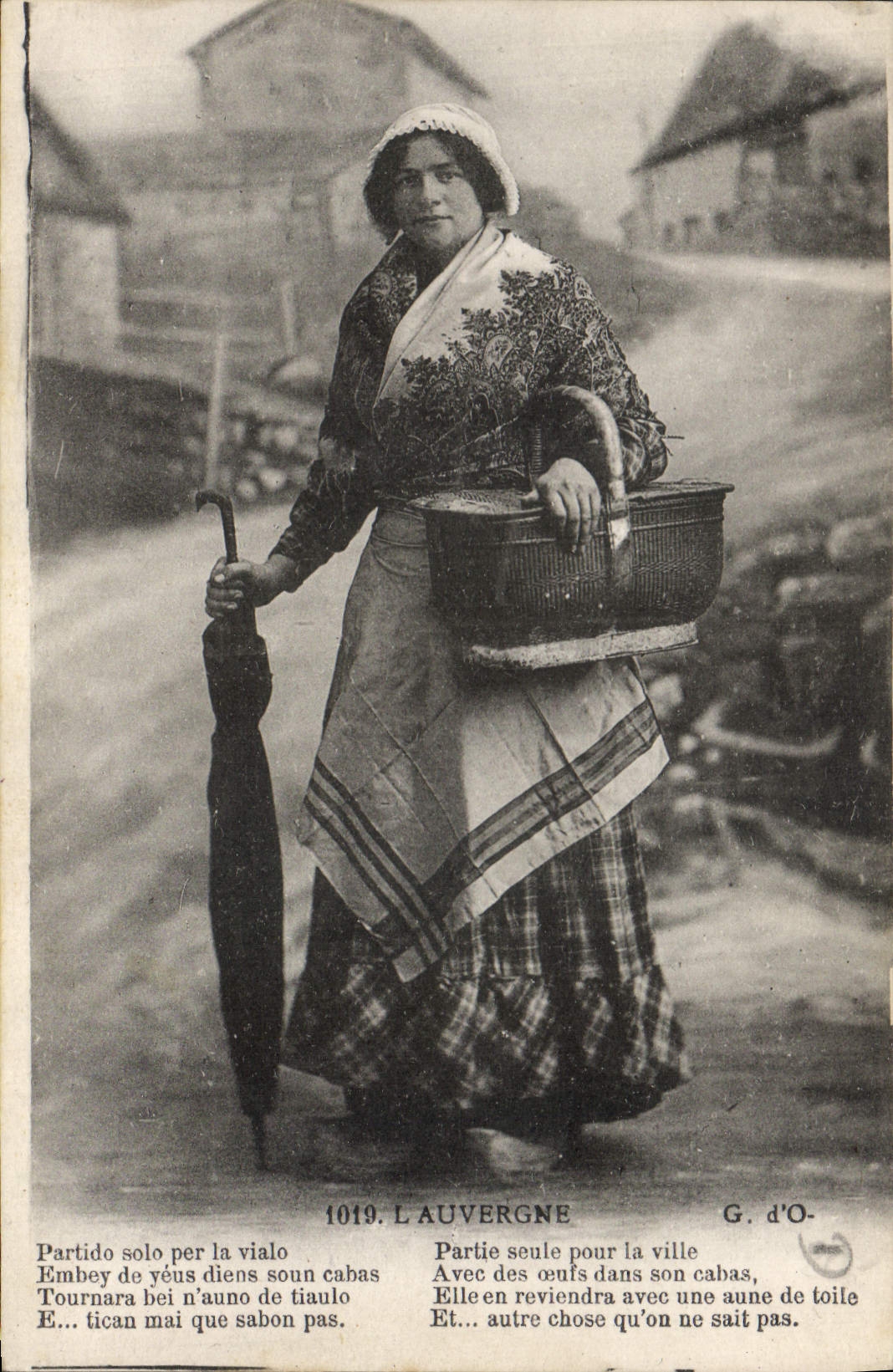 CPA Folklore L'Auvergne Partie seule pour la ville 