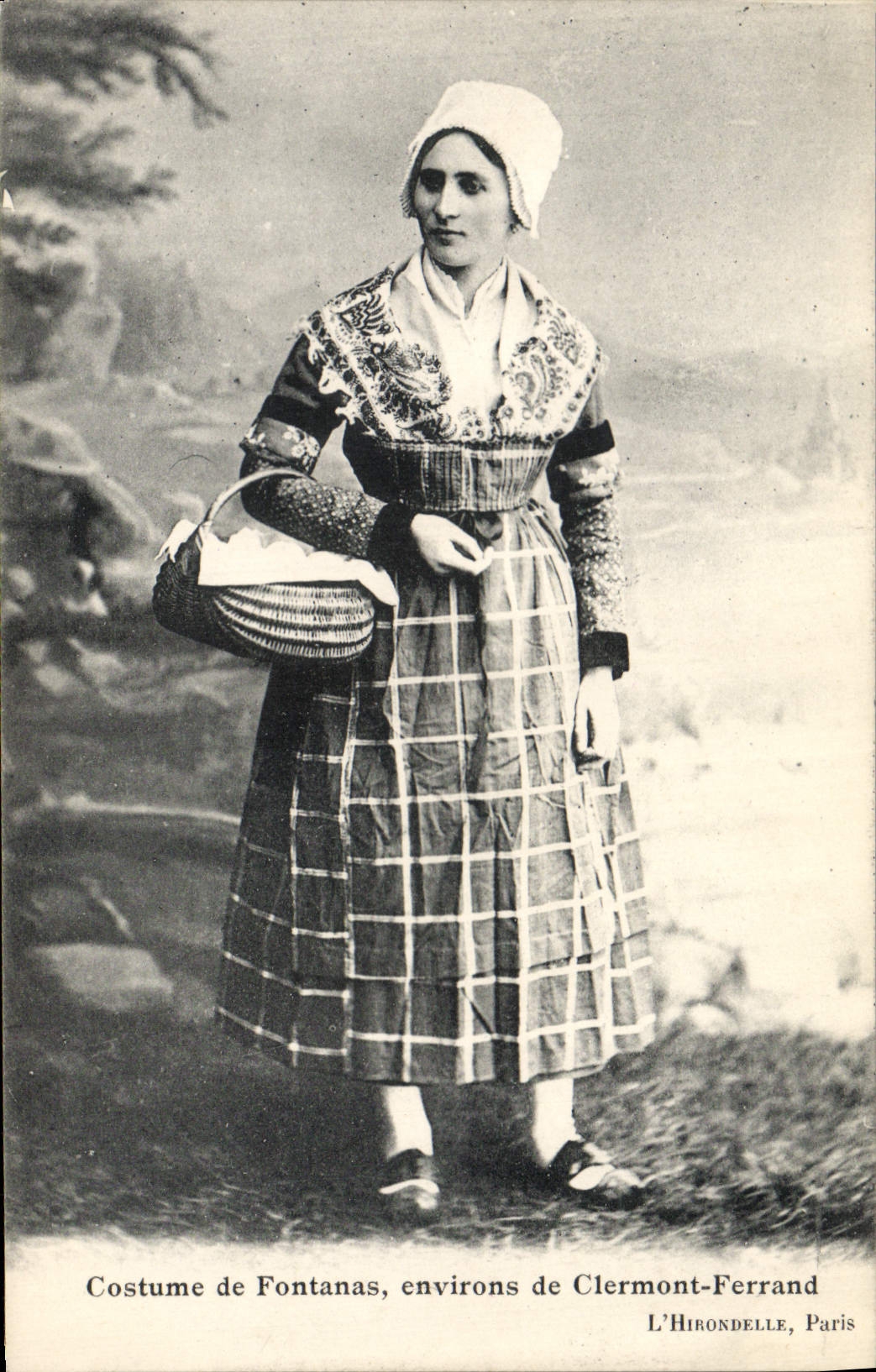 CPA Folklore Costume de Fontanas environs de Clermont Ferrand 