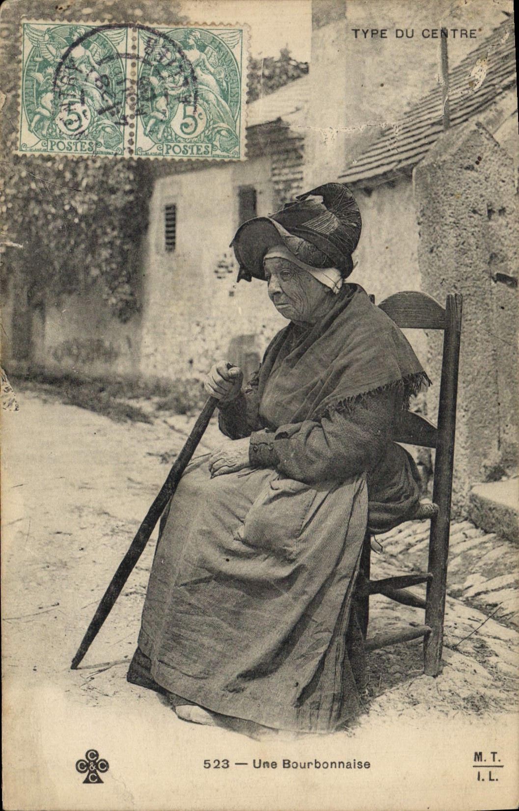 CPA Folklore Type du centre une bourbonnaise