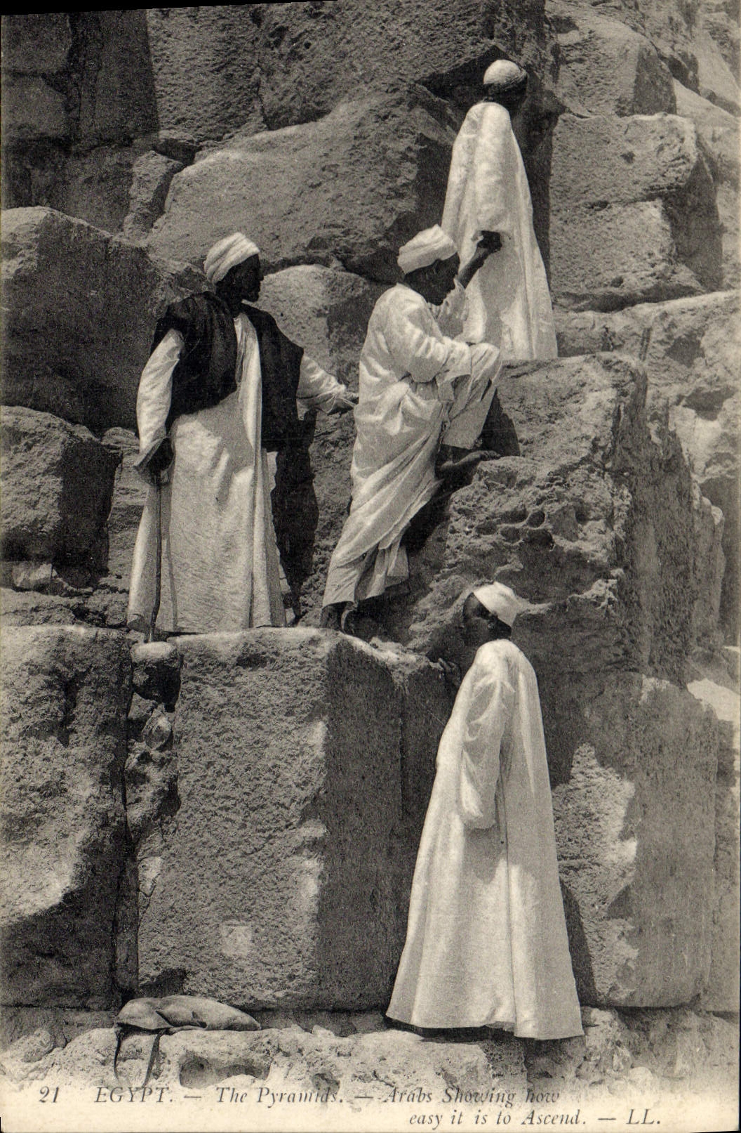 CPA Egypte Egypt EGYPTE. -Une Ascension difficile (Pyramides)