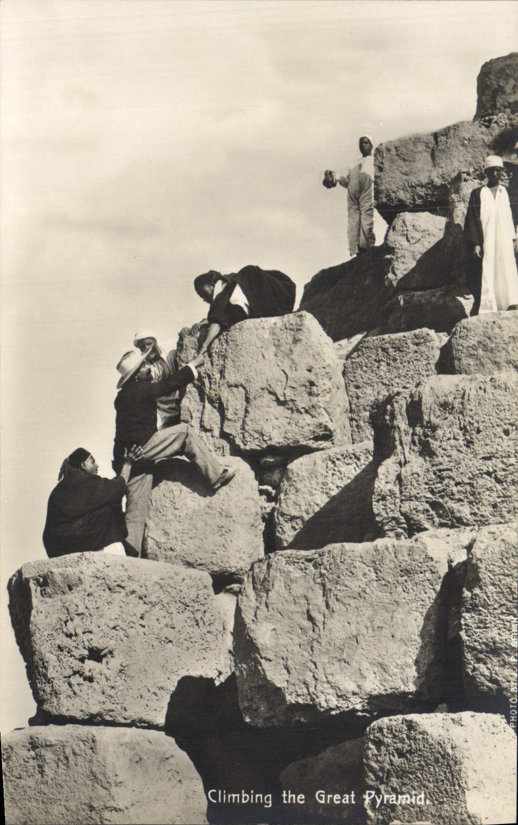 CPA Egypte Egypt EGYPTE. -Ascension de la Grande Pyramide