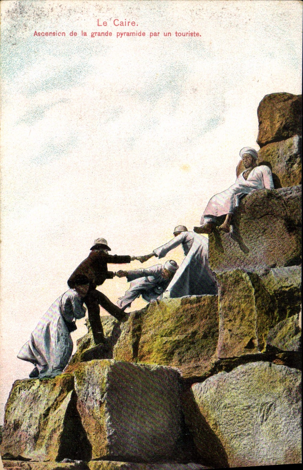 CPA Egypte Egypt Le Caire. Ascension de la grande pyramide par un touriste