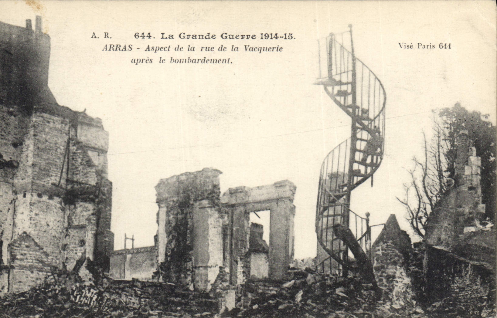 CPA Militaria La Grande Guerre 1914-15. ARRAS - Aspect de la rue de la Vacquerie après le bombardeme