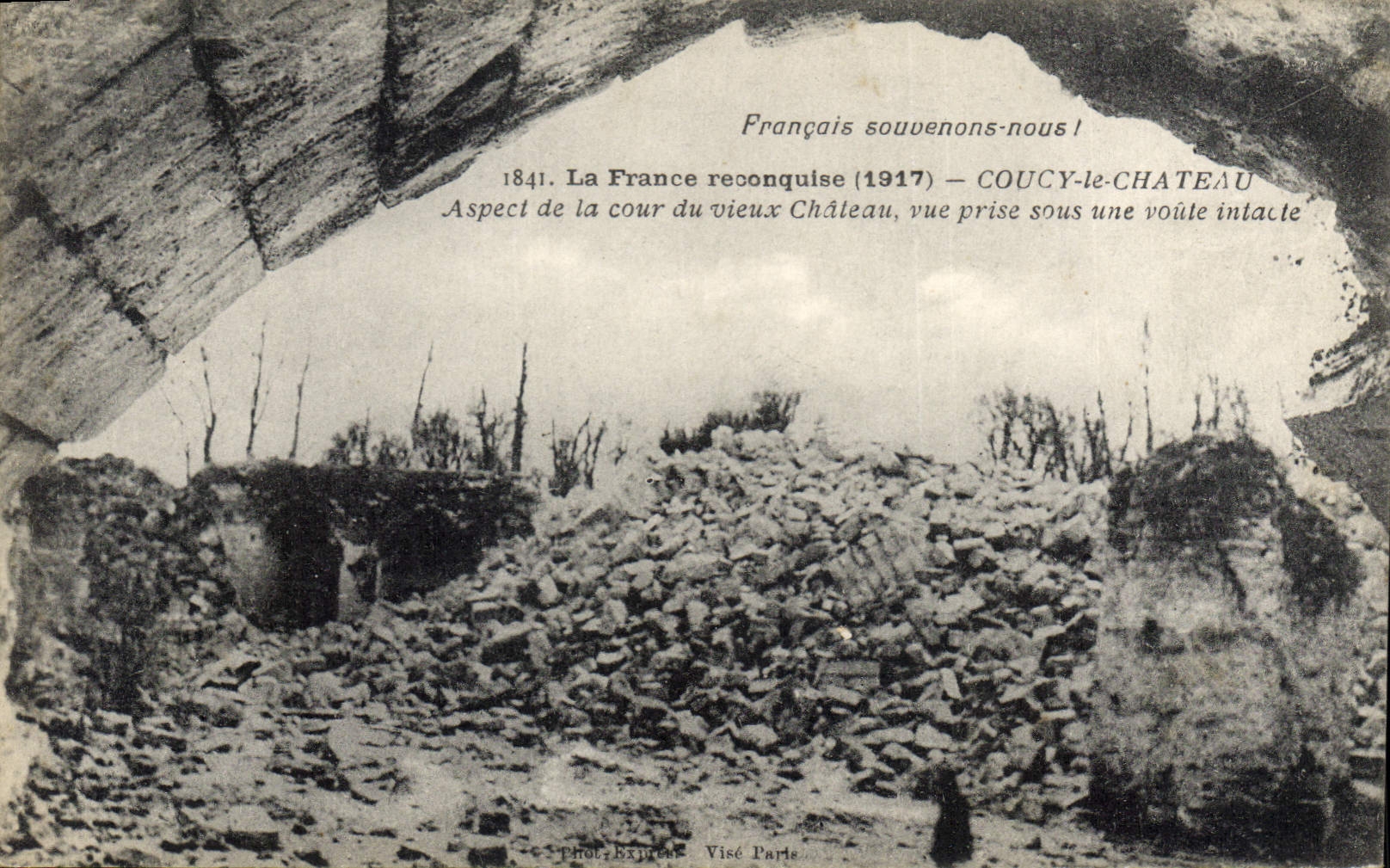CPA Militaria La France reconquise(1917)- COUCY-le-CHATEAU Aspect de la cour du vieux Château vue pr