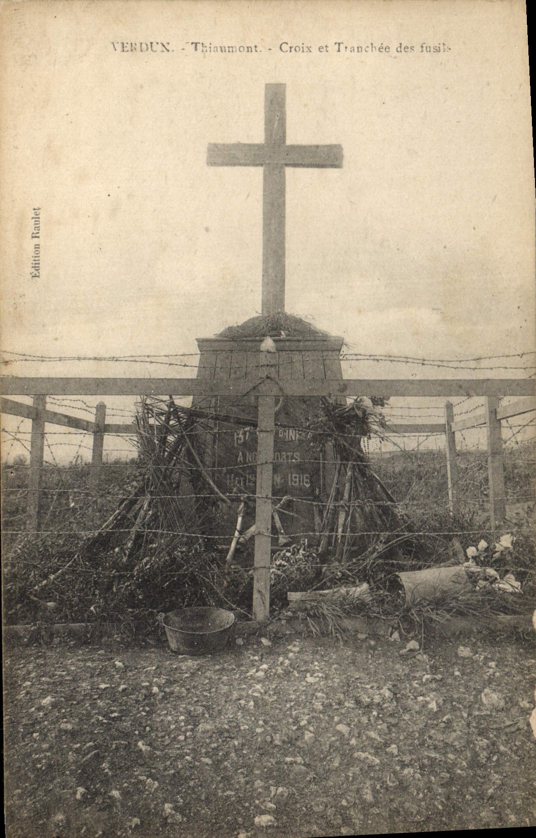 CPA Militaria VERDUN. Thiaumont - Croix et Tranchée des fusils