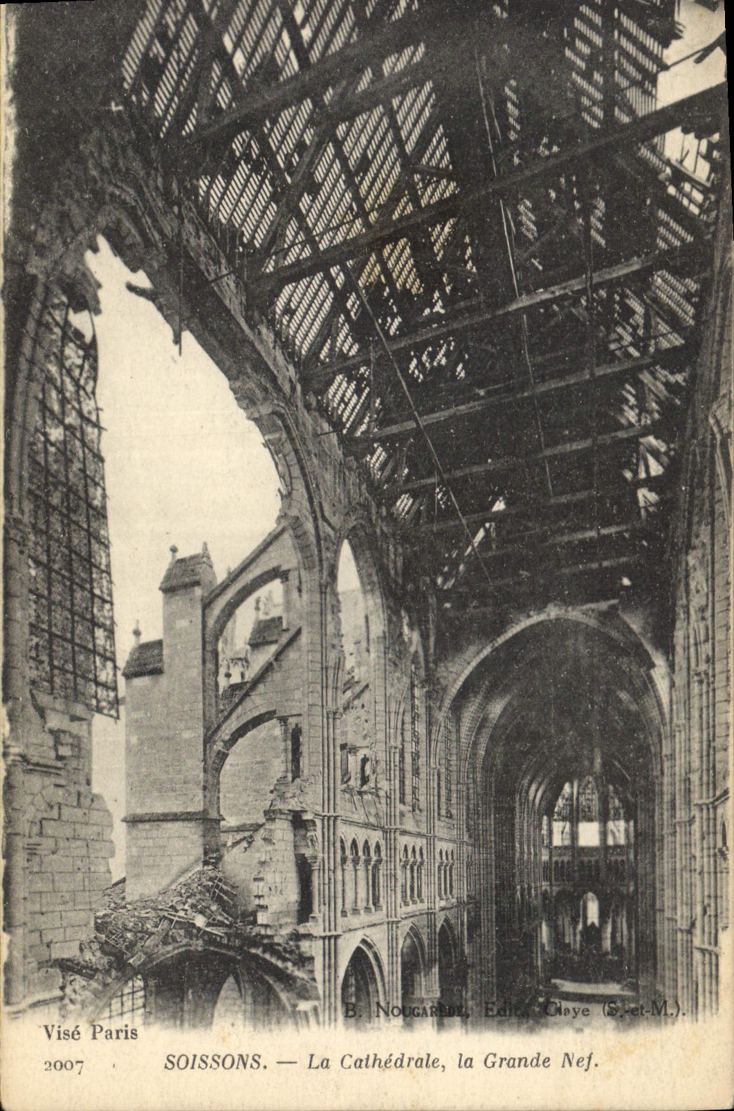 CPA Militaria SOISSONS.- La Cathédrale la Grande Nef