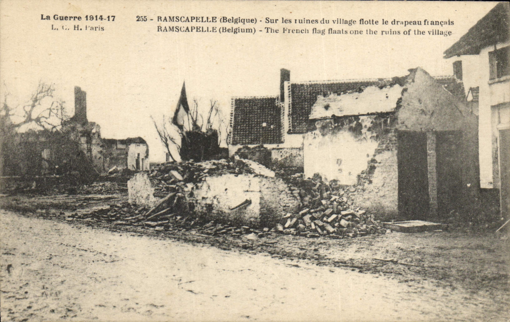 CPA Militaria La Guerre 1914-1917 RAMSCAPELLE(Belgique) Sur les ruines du village flotte le drapeau 