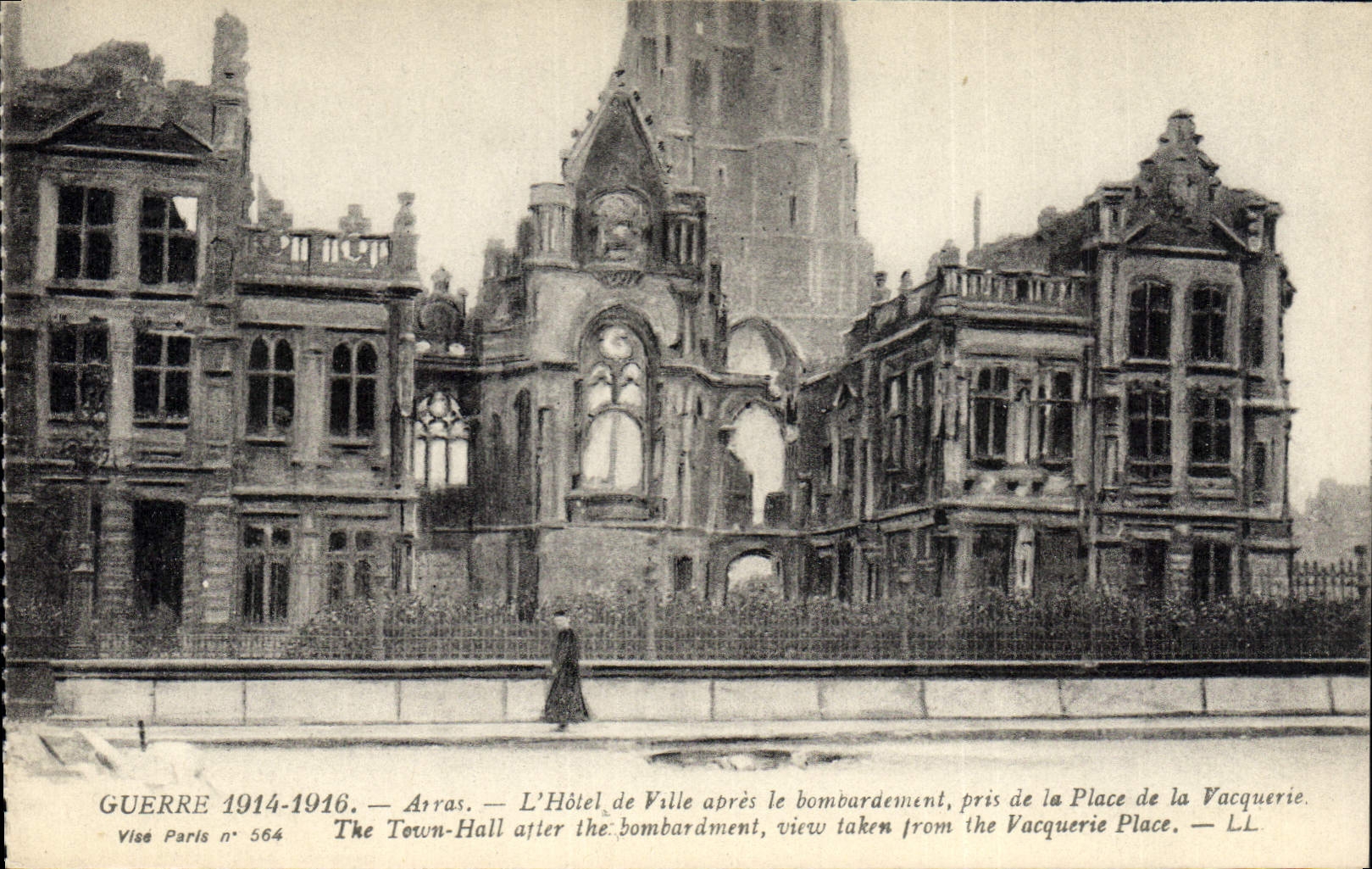 CPA Militaria GUERRE 1914-1916. ARRAS.- L'Hotel de ville après le bombardement pris de la Place de l