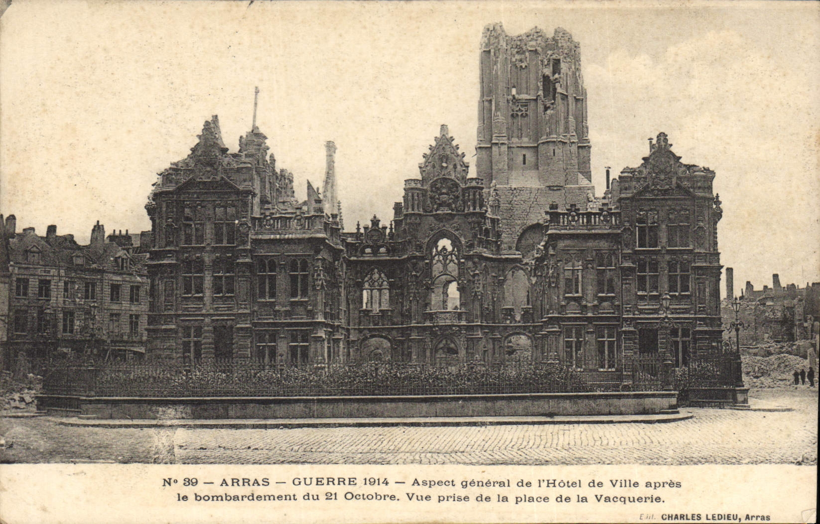 CPA Militaria ARRAS - GEURRE 1914-Aspect général de l'Hotel de Ville après le bombardement du 21 Oct
